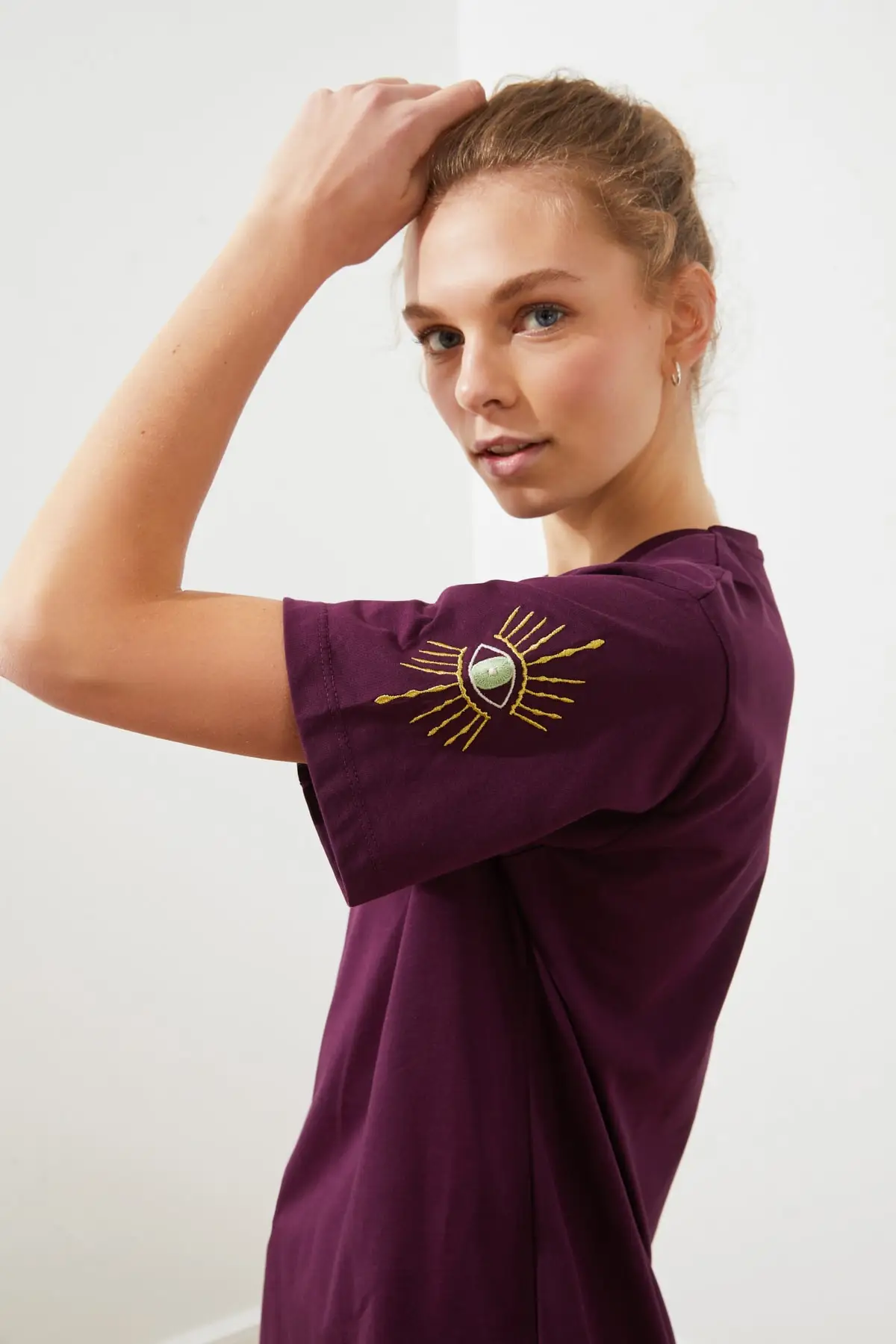 

Трикотажная футболка с вышивкой и рукавами «Trendyol Boyfriend» TWOSS21TS1789