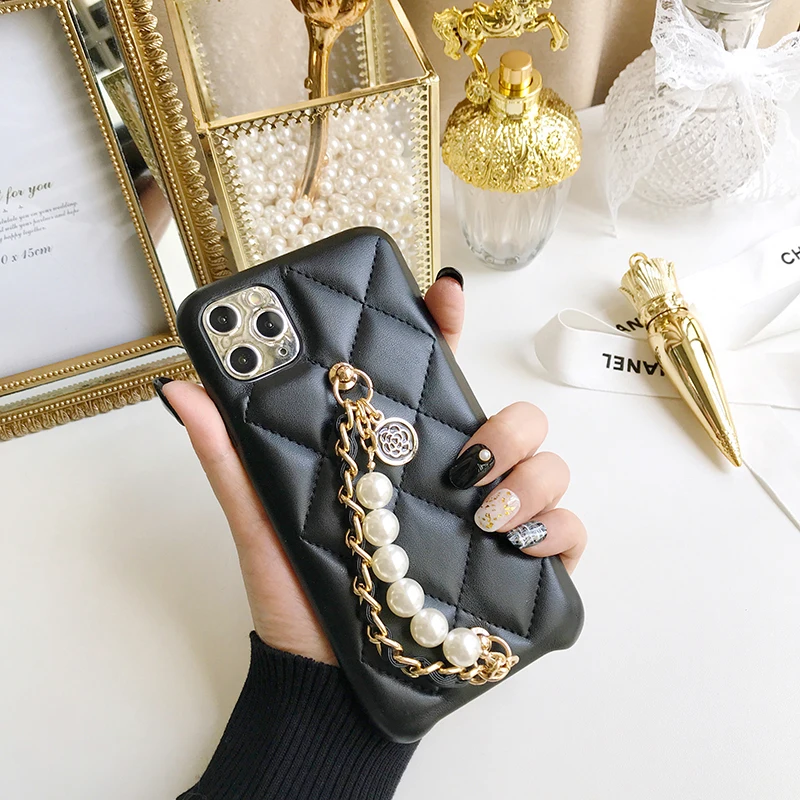 

Luxury brand pearl Metal bracelet soft leather phone case for apple iphone 7 8 Plus X XS XR MAX 11 Pro 12 Checkered back cover