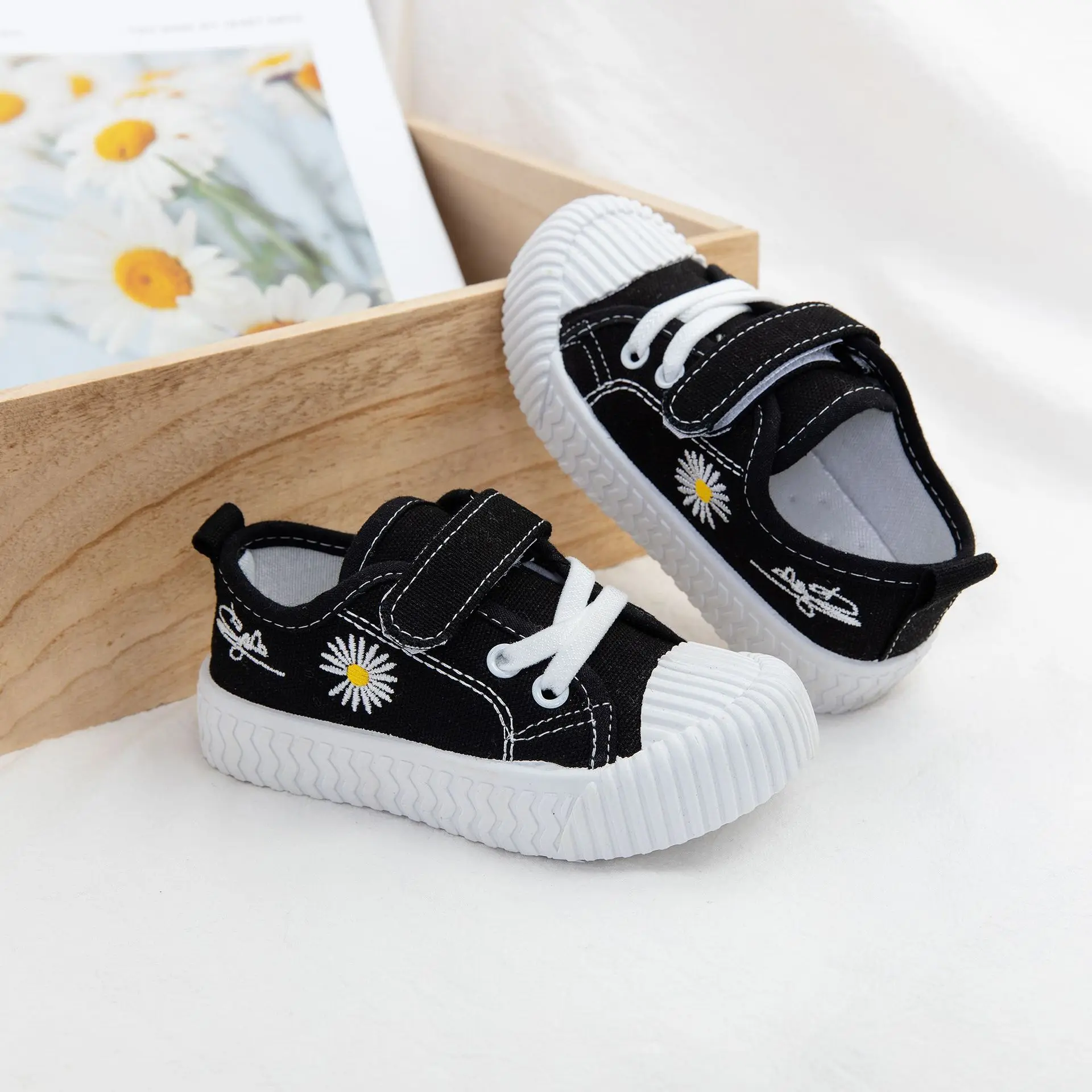 

Solid Soft Bottom Spring And Summer Low-cut Children's Sail Step Shoes Boys And Girls Cloth Shoes Small Daisy Kids Shoes