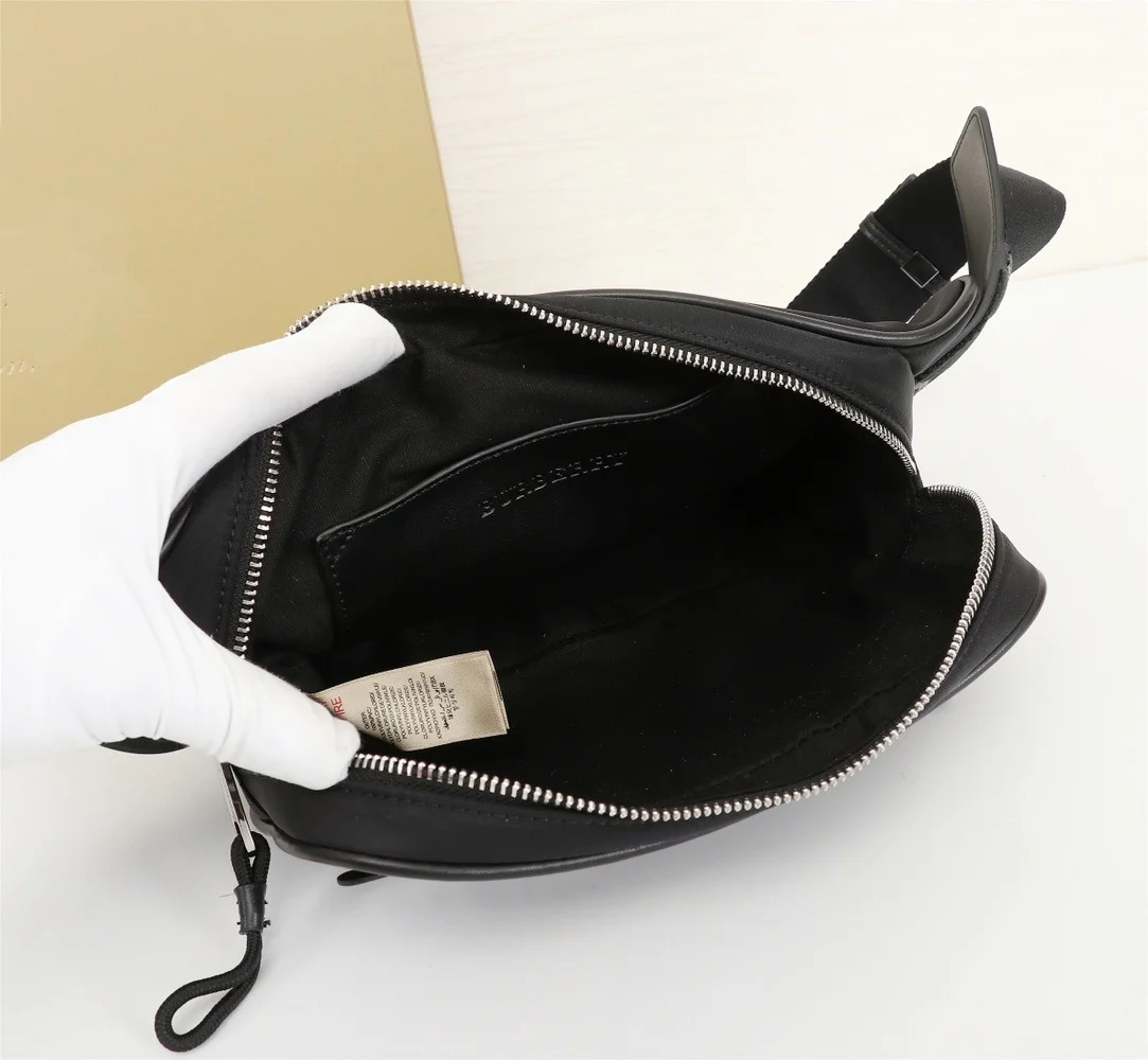 

2021 new waist bag street style can be cross-body with a strap Casual