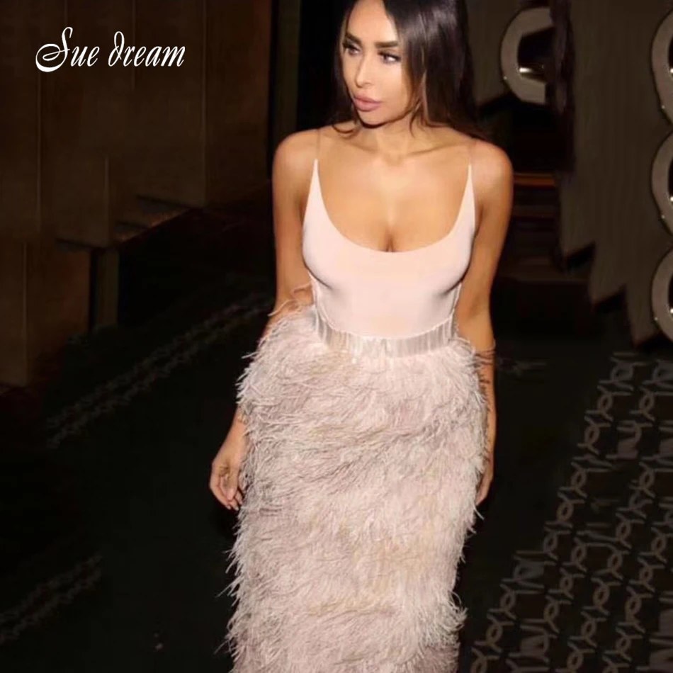 Женское облегающее платье миди абрикосового цвета на тонких бретельках с