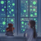 Рождественские наклейки, светящиеся снежинки, привлекательные Съемные Наклейки на окно, рождественские украшения, наклейки на стену, новый год 2022