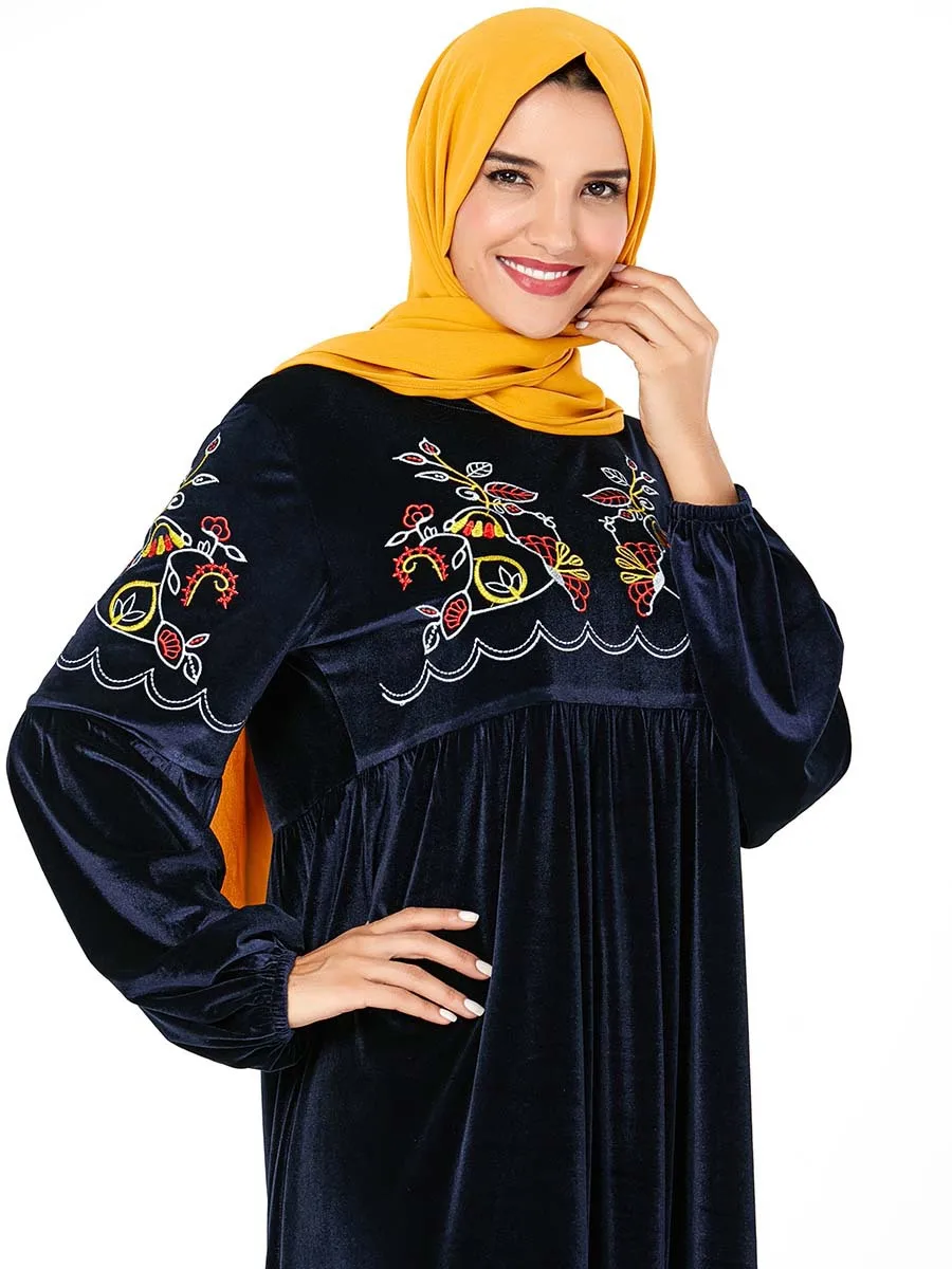 Женское длинное бархатное платье с цветочной вышивкой и круглым вырезом |