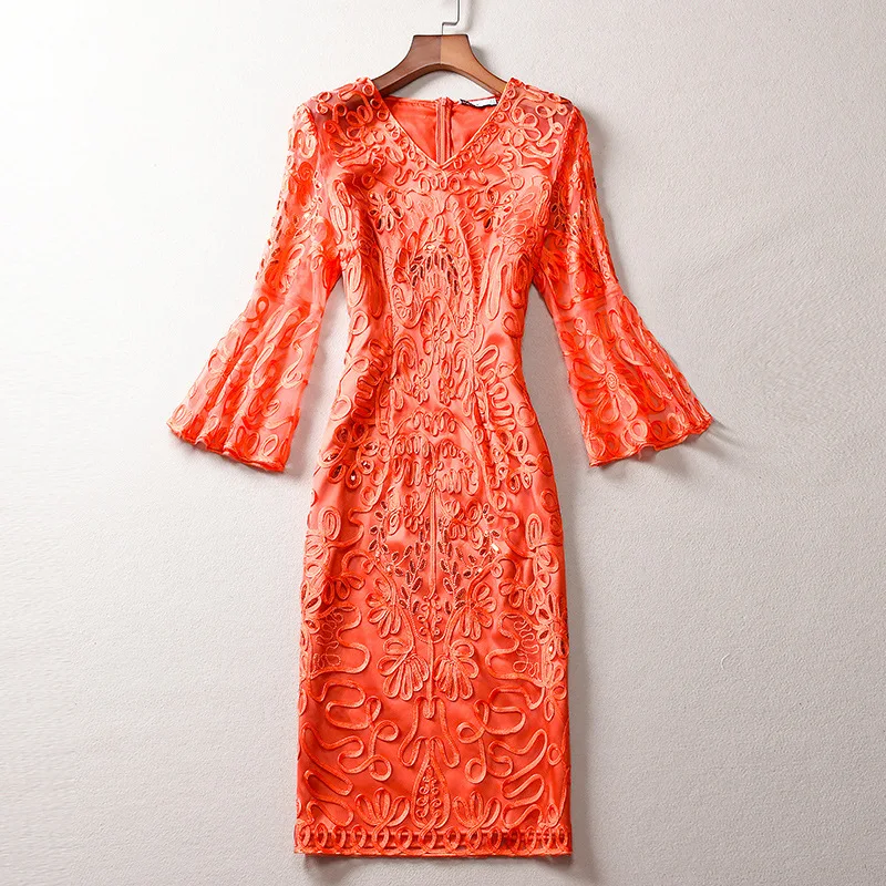Женское вечернее платье с V-образным вырезом оранжевое облегающее аппликацией и