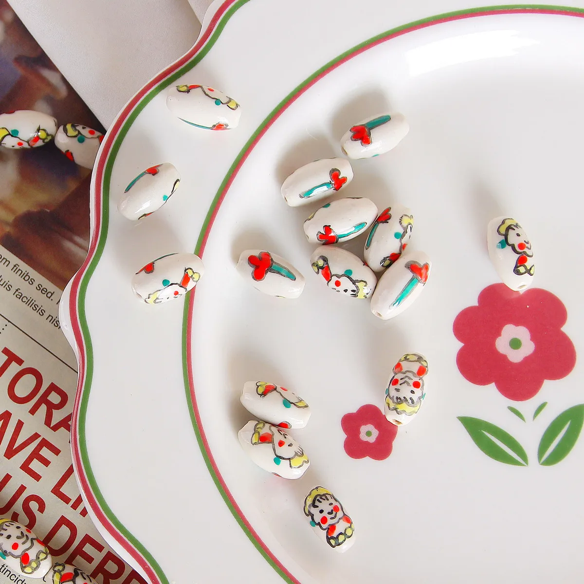 Японские ручной работы керамические бусины в стиле шоуа с антикварными куклами и разбросанными цветами для создания украшений своими руками.