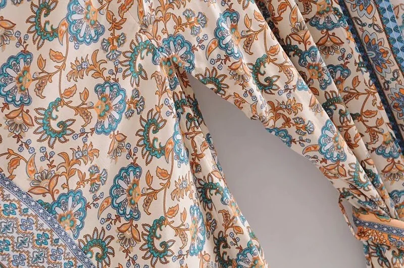 Богемное длинное кимоно бежевого и оранжевого цвета с v-образным вырезом