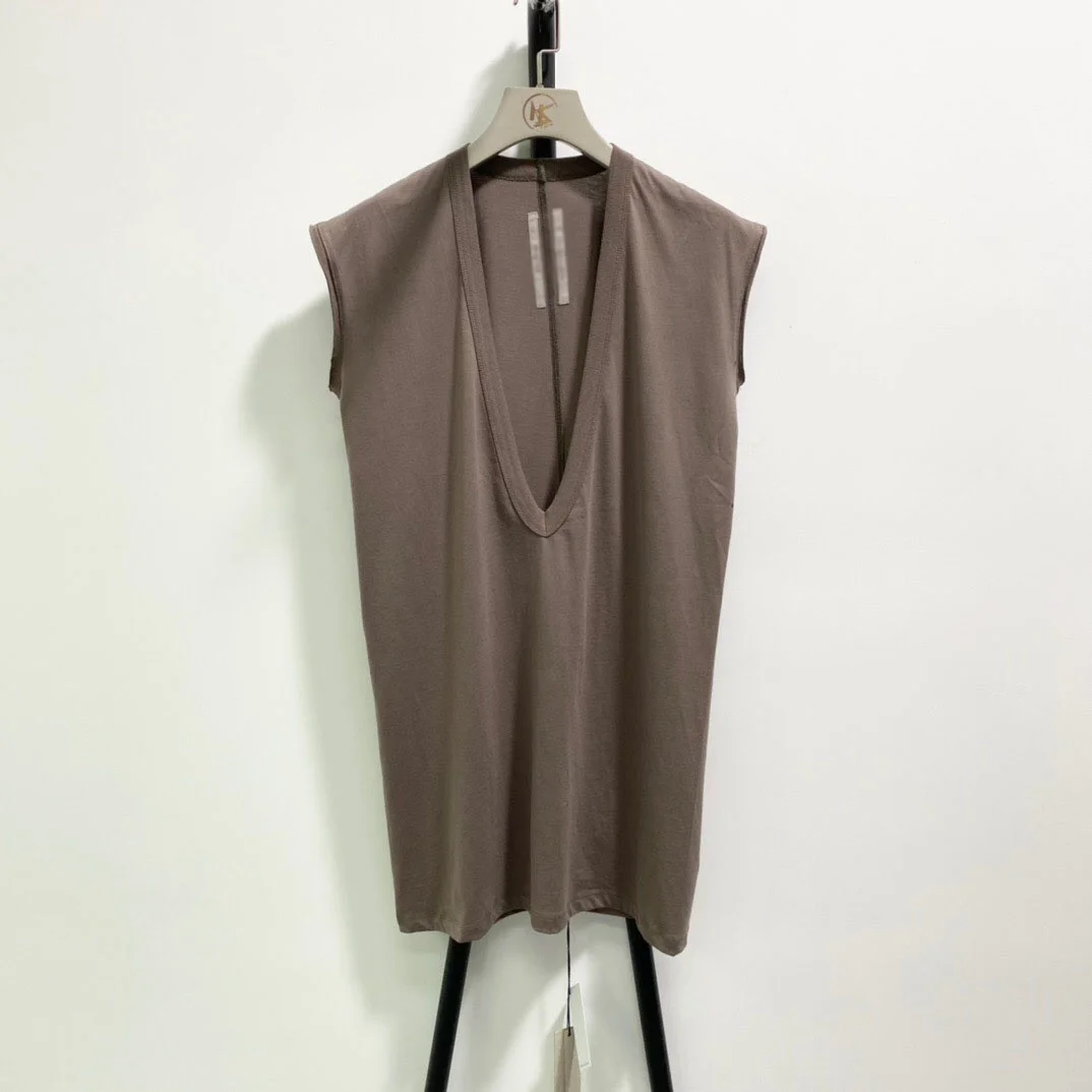 

Мужская майка без рукавов с глубоким V-образным вырезом