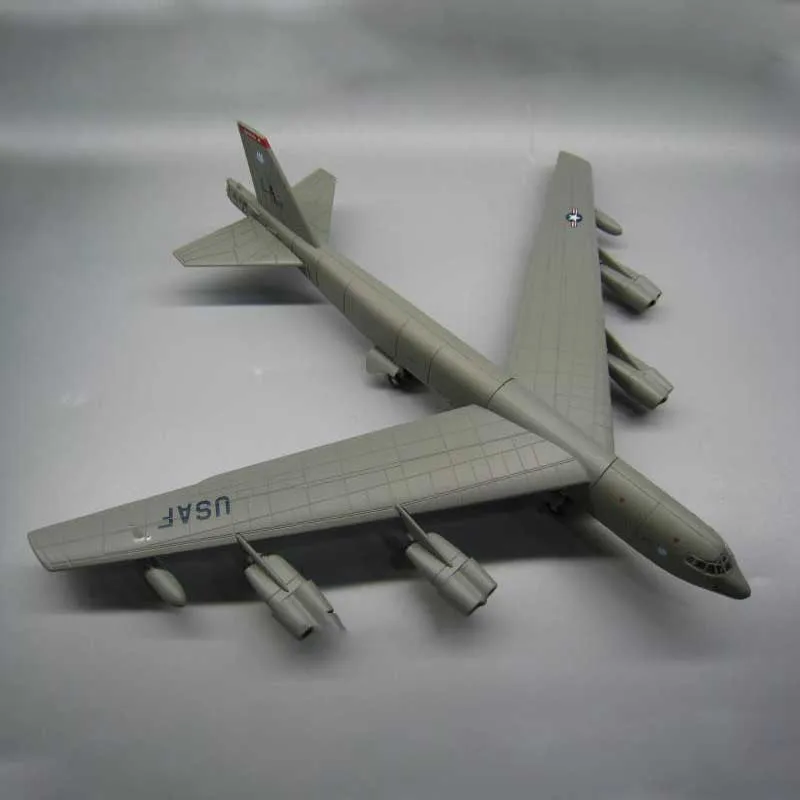 Модель самолета бомбардировщика американского стандарта B 52 с базовым литым