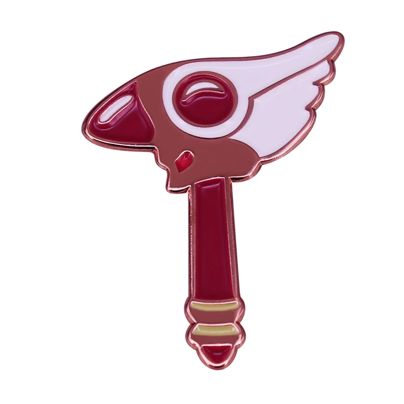 Эмалированный значок-брошь на тему Карт-Мастер Сакура с изображением персонажа Кэро-чана, волшебной палочки и печати заклинания, выполненный в стиле игрового брелка Gameboy. Оригинальный аксессуар для поклонников японской анимации.