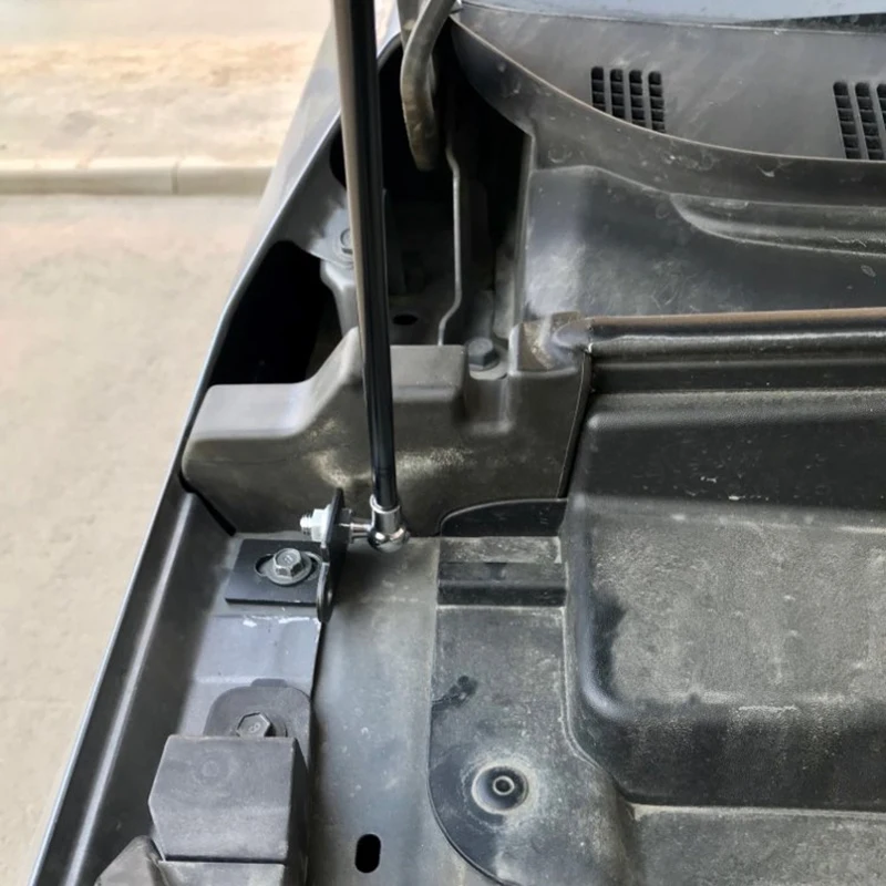 Передняя крышка капота автомобиля модифицирует газовые стойки поддерживающие