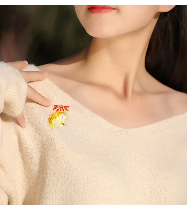 

2020 Winter New Product Wild Cute Cartoon Hedgehog Brooch Fashion DesignFunny High Quality Daisy Women Animal Jewelry Gift