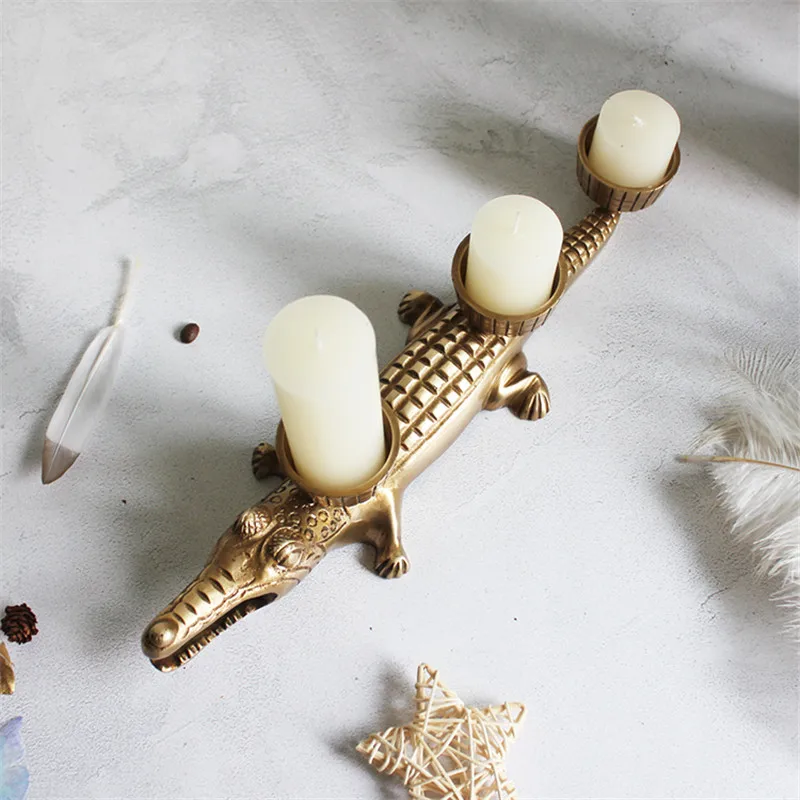 

European Brass Crocodile Art Sculpture Candle Stick Abstract Animal Crocilisk Candleholder Copper Craft Home Decorations R4968