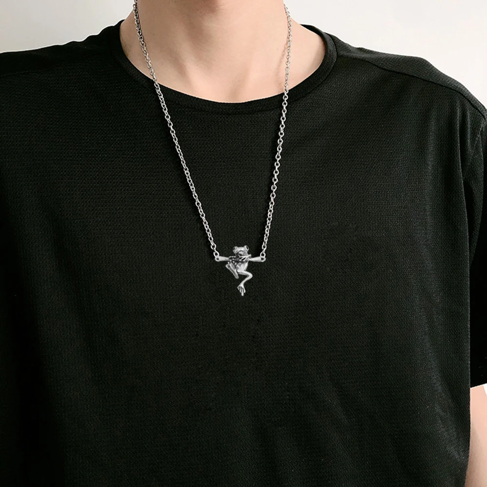 

Pretty Animal Necklace Vintage 3D Realistic Baby Frog on a Branch Animal Unique Necklaces & Pendants Gift for Women Girls