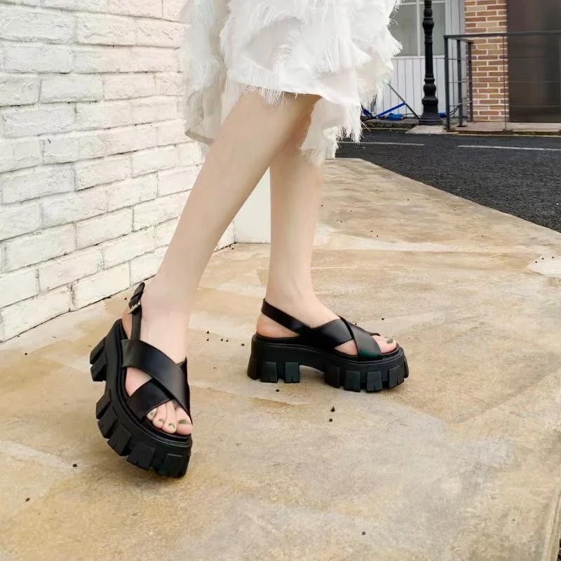 

Brand Design Chic Woman Soft Leather Sandals Summer New Cross Weave Bread Flat Sandal Female Thick Bottom Comfortable Shoes