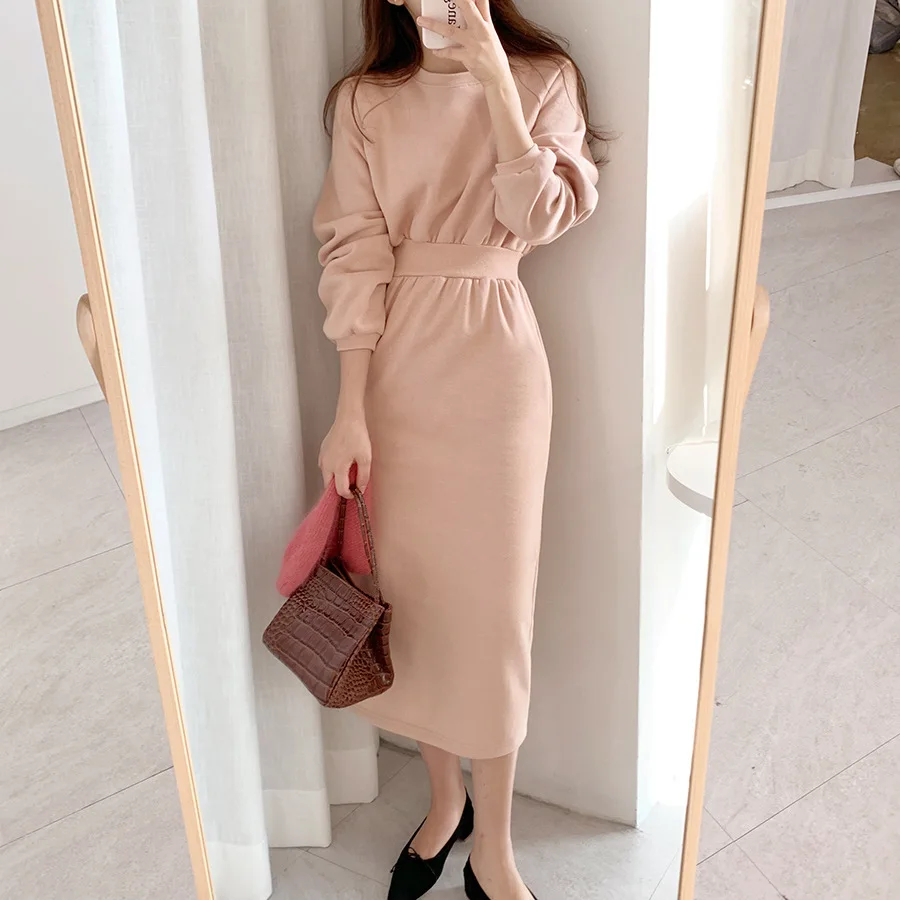 Женское хлопковое бархатное платье зимнее облегающее с капюшоном и длинным