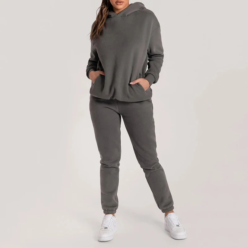Костюм женский из двух предметов свитер с капюшоном и брюки-карандаш эластичным