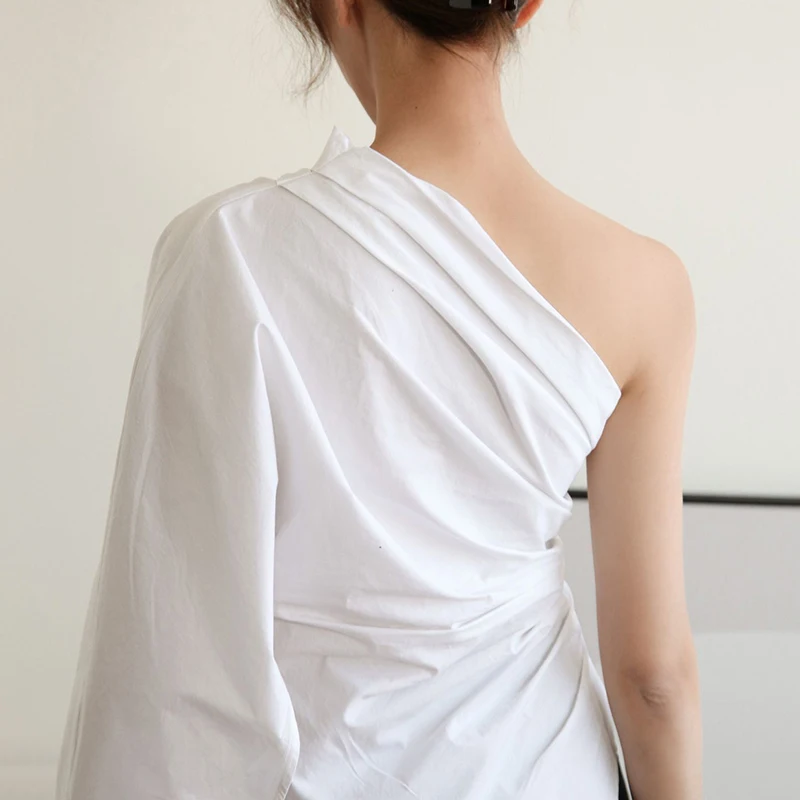 Женская Повседневная футболка TWOTWINSTYLE белая с длинным рукавом и асимметричным