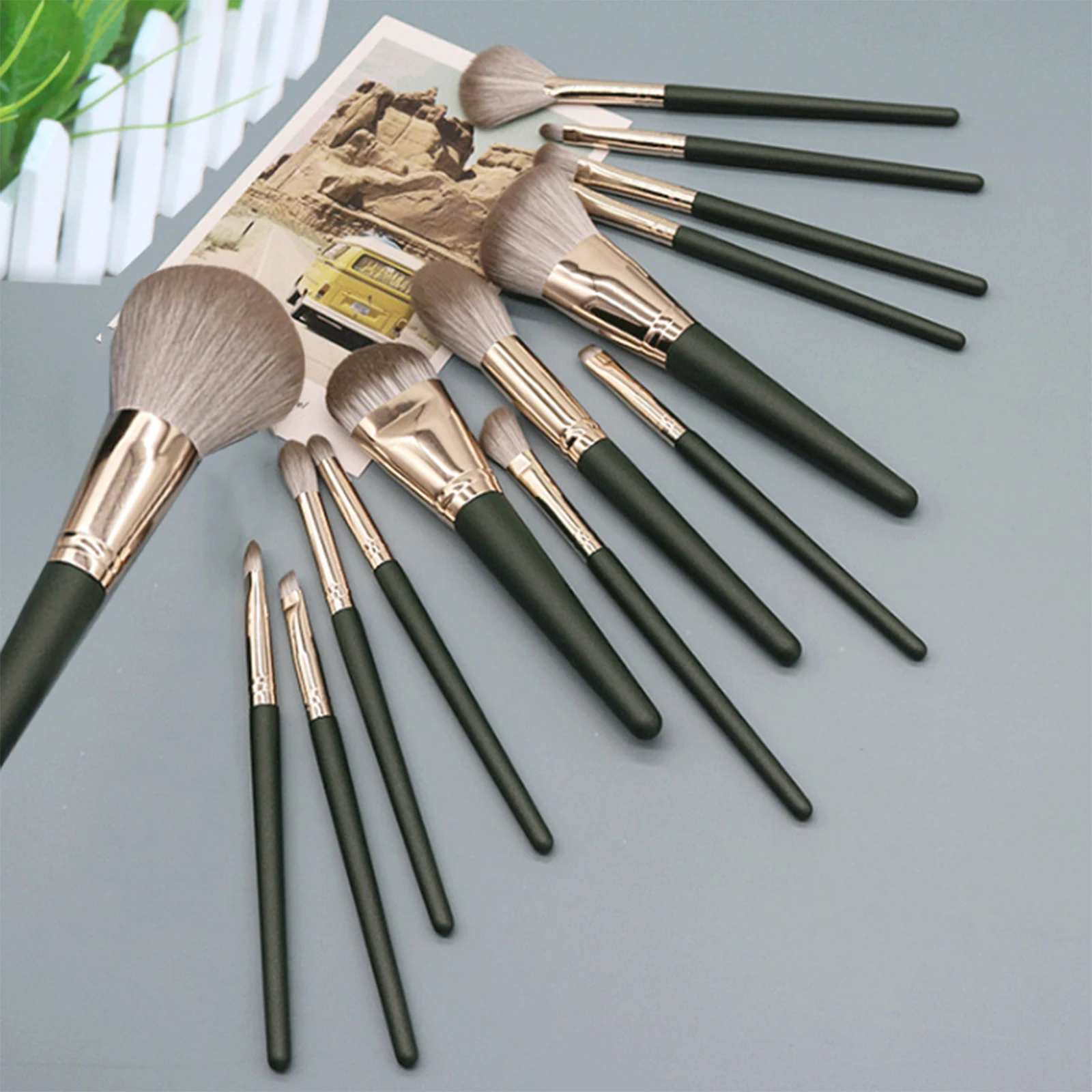 

14Pcs Makeup Brushes with PU Storage Bag Professional Cosmetics Accessory (Green)