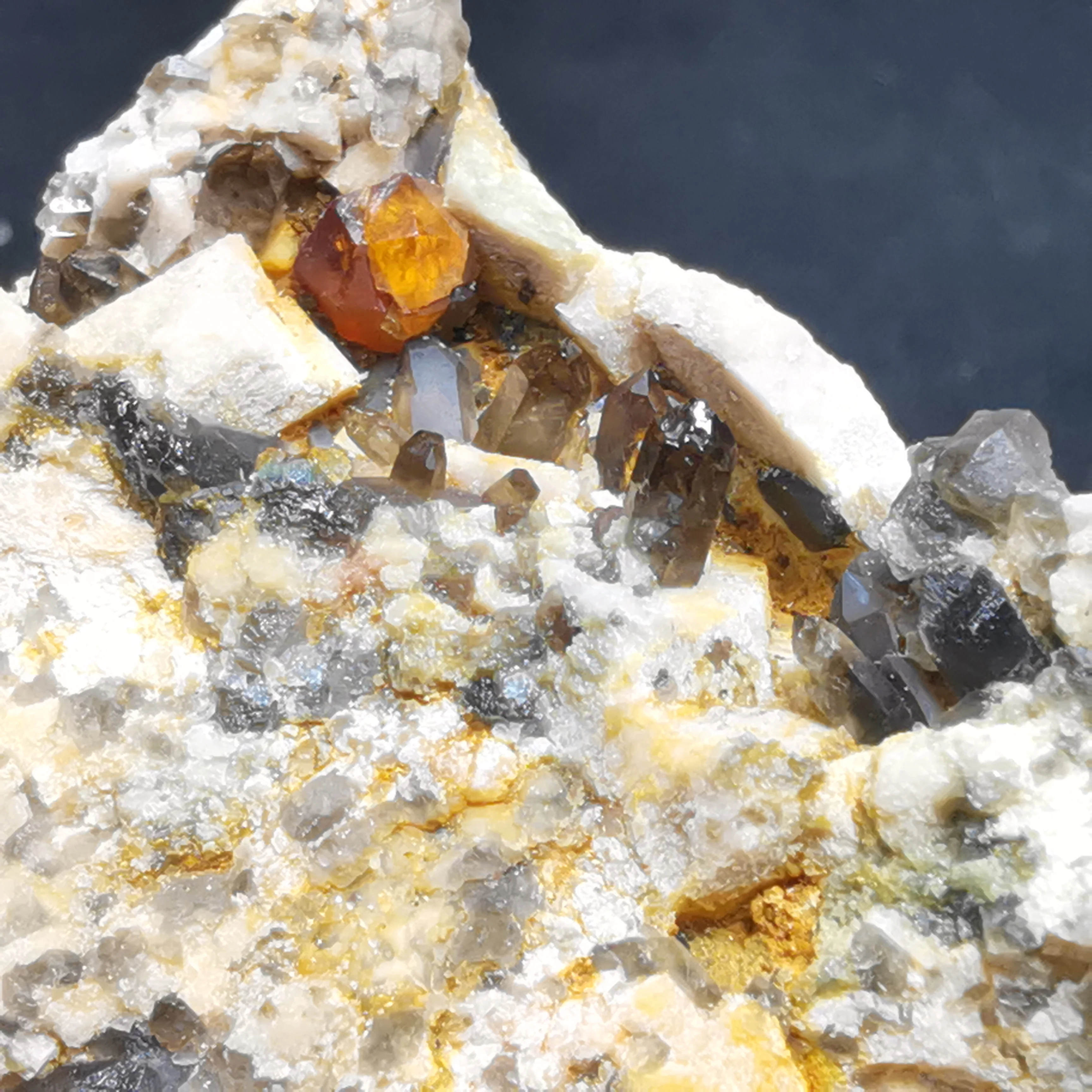 

12,2 г. 100% натуральный гранат feldspar Кристалл парагенетический минеральный образец камня и Кристалл лечебный Кристал, кварц драгоценный камень