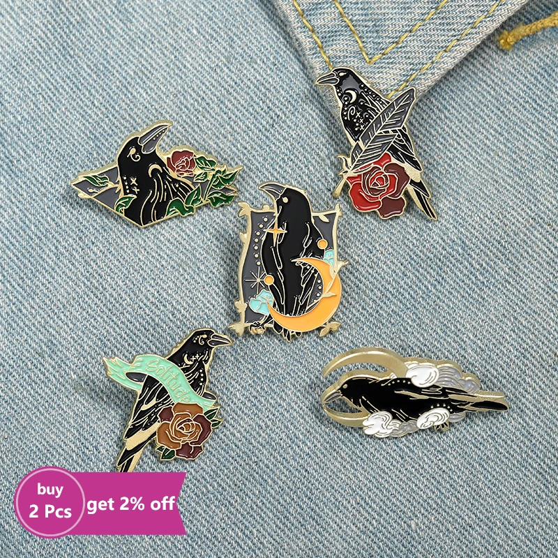 Ворона ворона эмалированные булавки Прямая поставка птица перо луна цветы