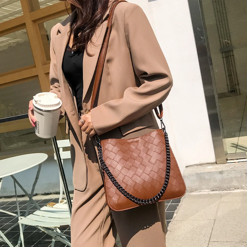 

Leather Woven Bucket Bag 2021 Trendy Chain Shoulder Bag Large Capacity Plaid Crossbody Bags For Women Luxury Handbags