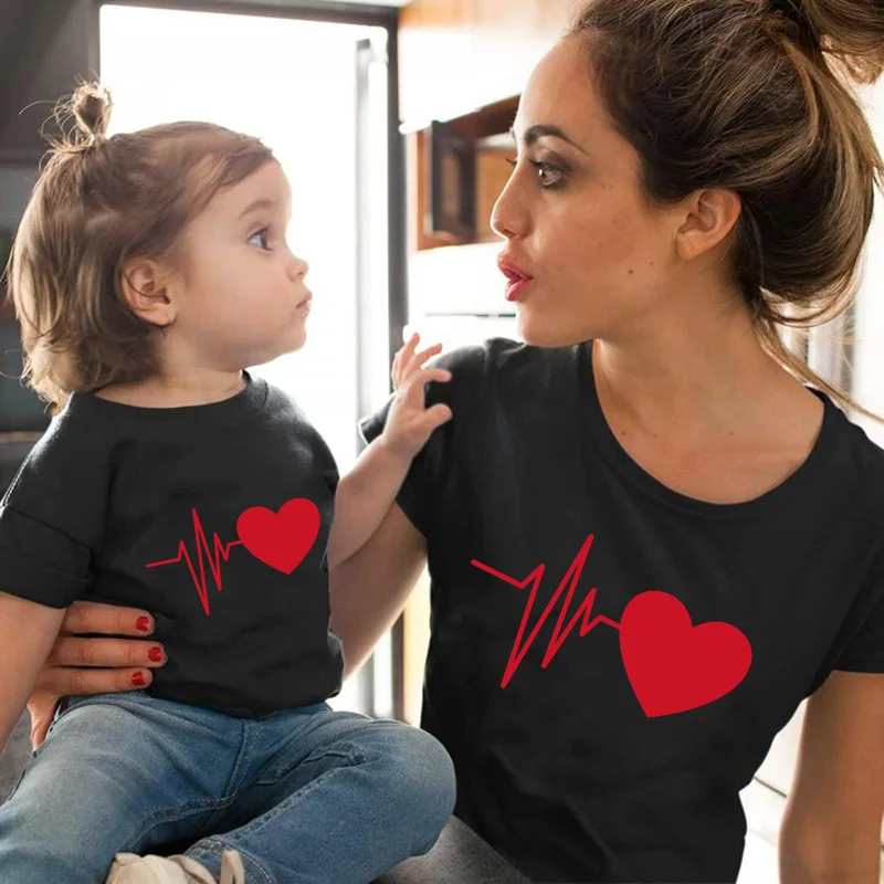 

Одежда Love mommy and me, футболка для сердцебиения, одежда для маленьких девочек, семейный образ, подходящая одежда для детей, мамы и дочки, подходя...