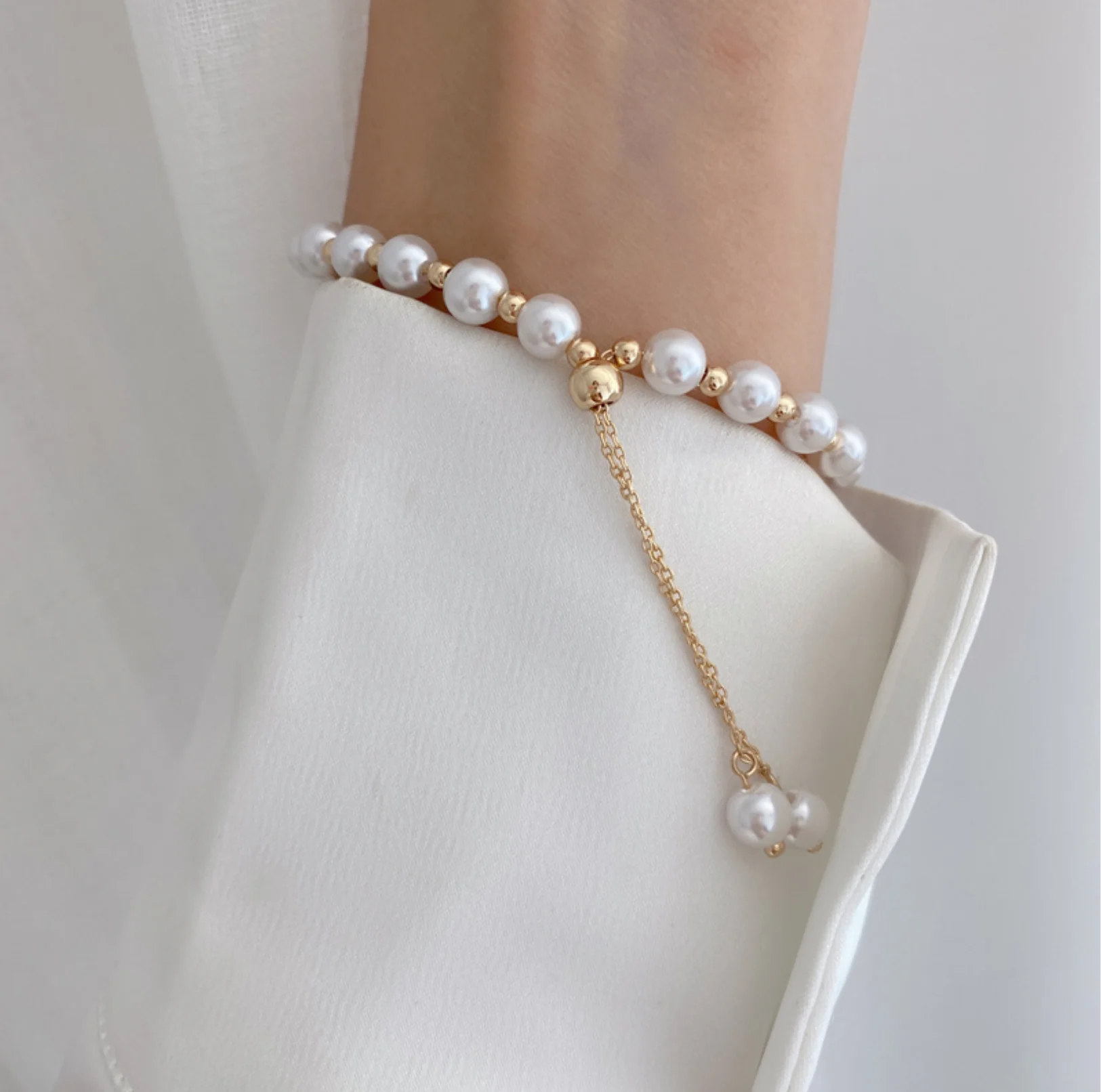 

The new creative European design pearl bracelet women show white elegant and ladylike temperament jewelry women