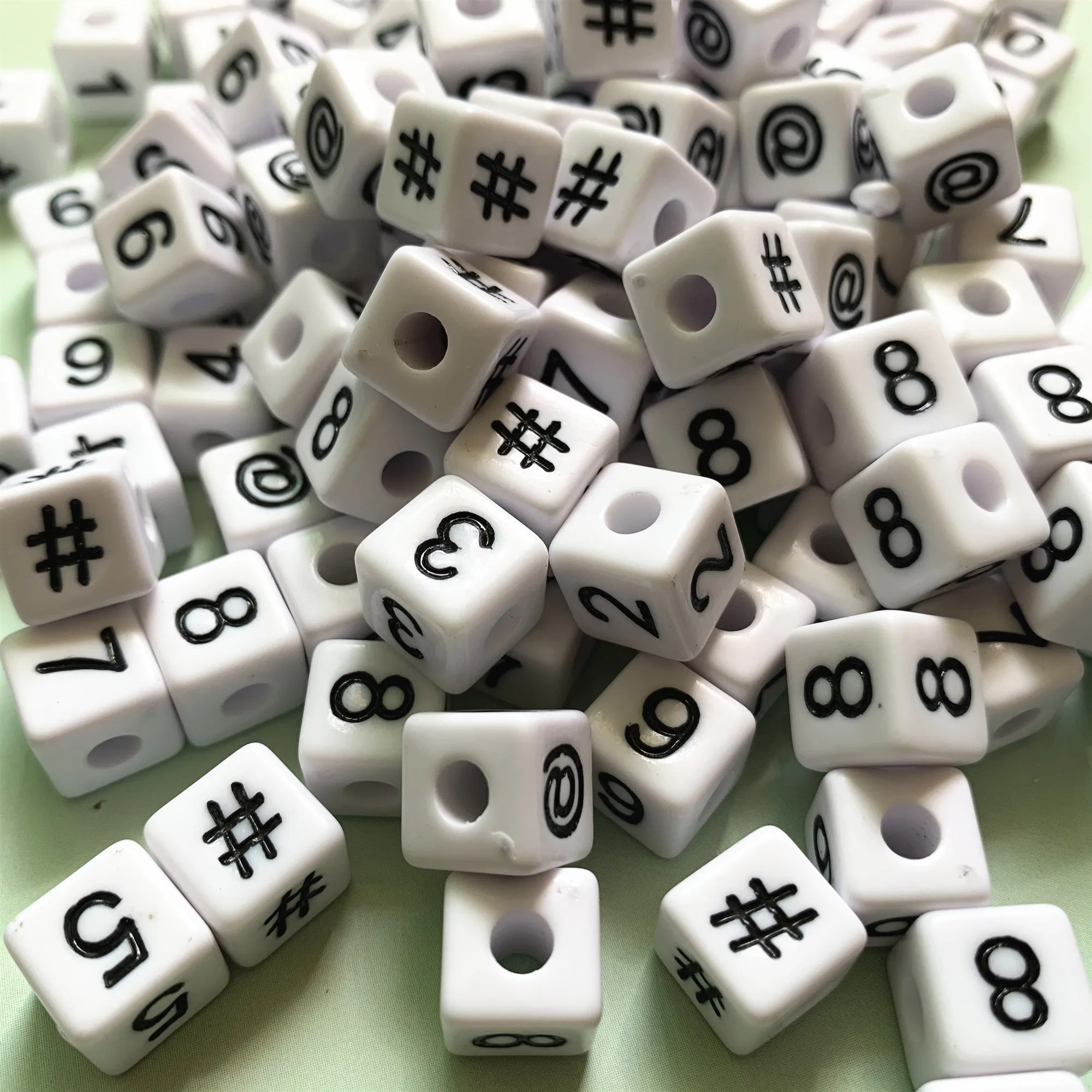 10 мм кубические акриловые бусины с цифрами 15 шт./лот белые черной печатью