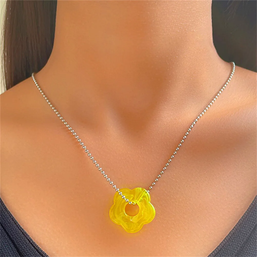 

Sweet Colorful Acrylic Flower Choker Necklace For Women Simple Flower Pendant Silver Color Clavicle Chain Necklace Party Jewelry