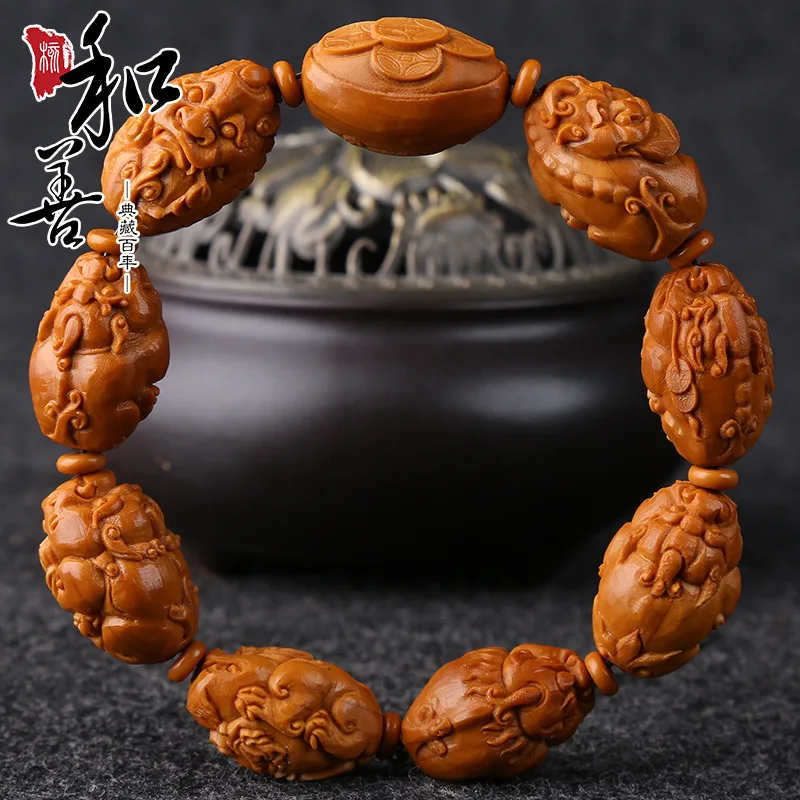 Скульптура из оливкового ядра притягивает богатство кроликов и играя с ручной