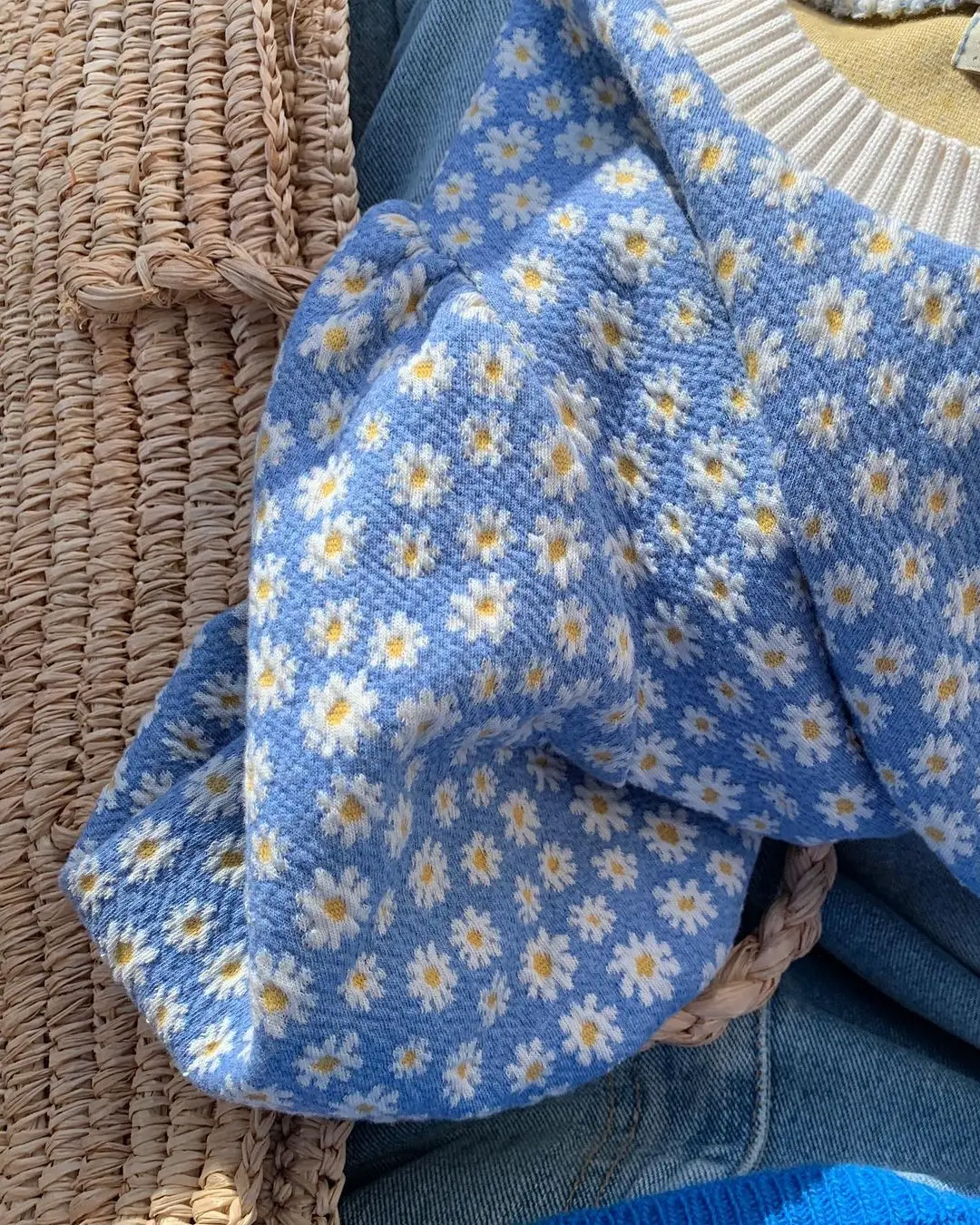 

Korean Ins Fried Chicken Cute Little Daisy Bubble Wrap Short Cute Youth-Looking round Neck Puff Sleeve Sweater Top