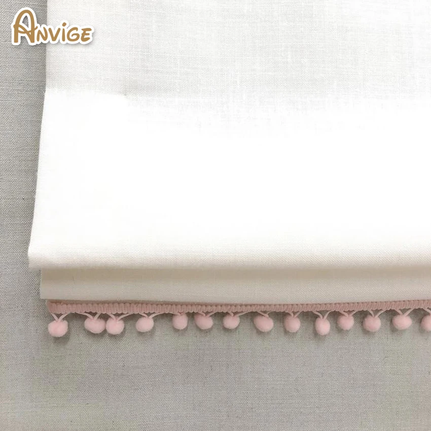 

Anvige пользовательские Римские Оттенки, льняная/хлопчатобумажная ткань, плоские римские жалюзи с Розовым помпоном, плоские оконные шторы
