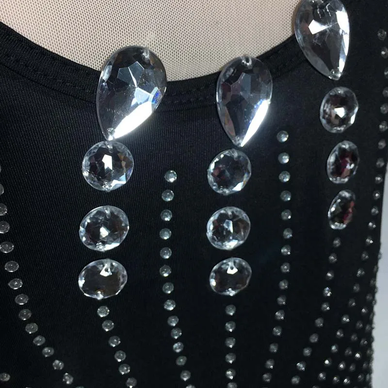 Женское облегающее платье без рукавов с открытой спиной перьями и блестками |