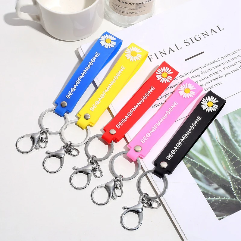 

Car Keychain Small Daisy Keychain Metal Key Ring Keyring Creative Key Holder Key Chain Auto Accessories