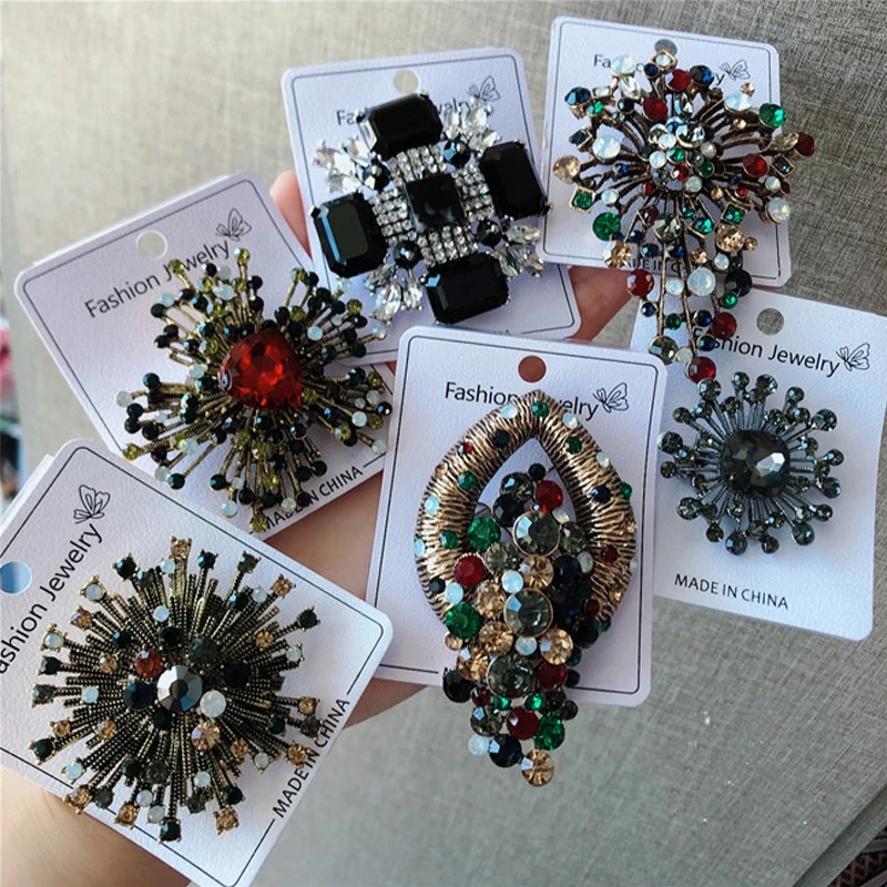 

Vintage Luxury Crystal Snowflake Brooches Accessories Exquisite Flowers Ladies Clothing Brooches Party Holiday Gifts