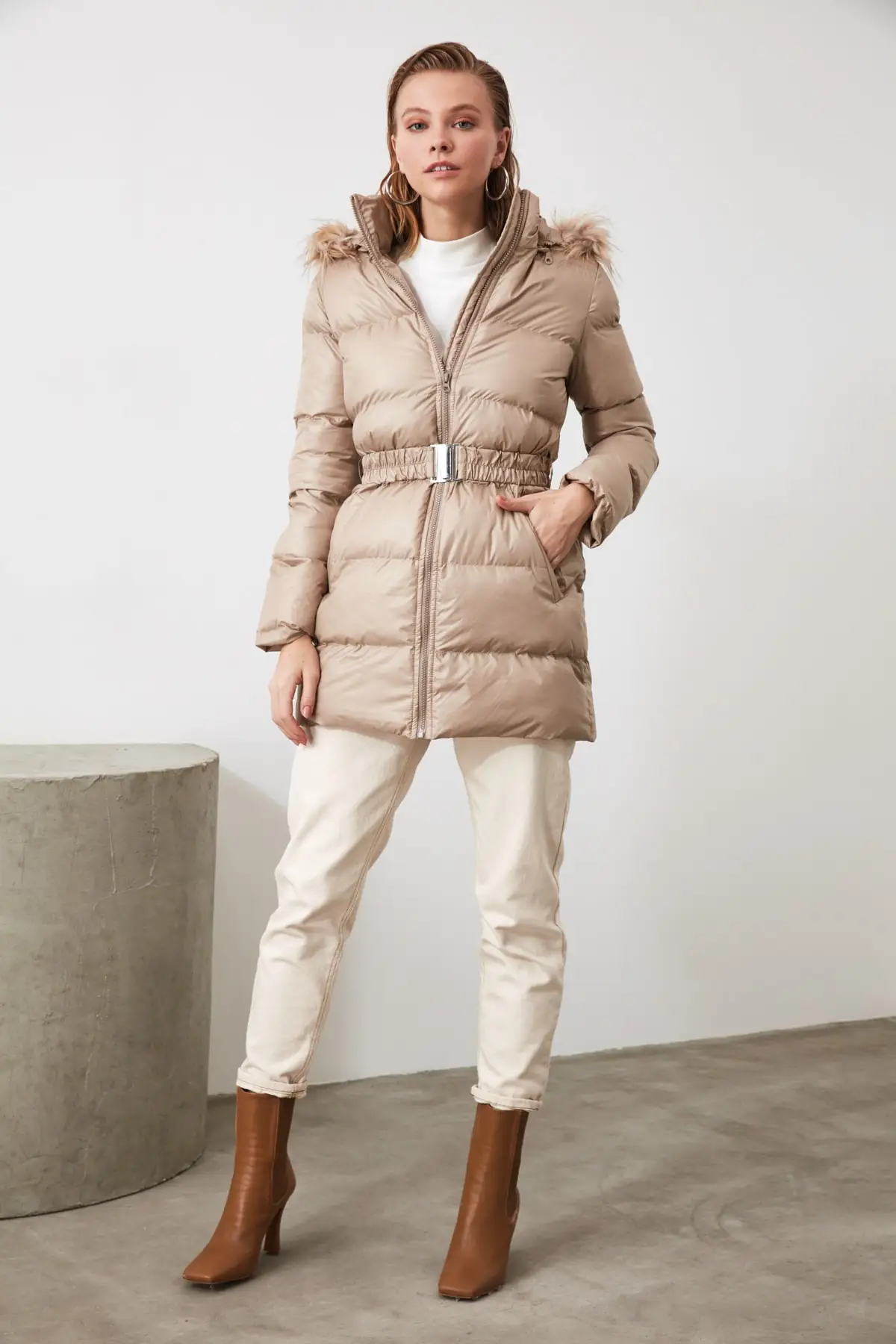 

Trendyol Kapüşonu Faux Furry Belt Detail Inflatable Coat TWOAW21MO0073