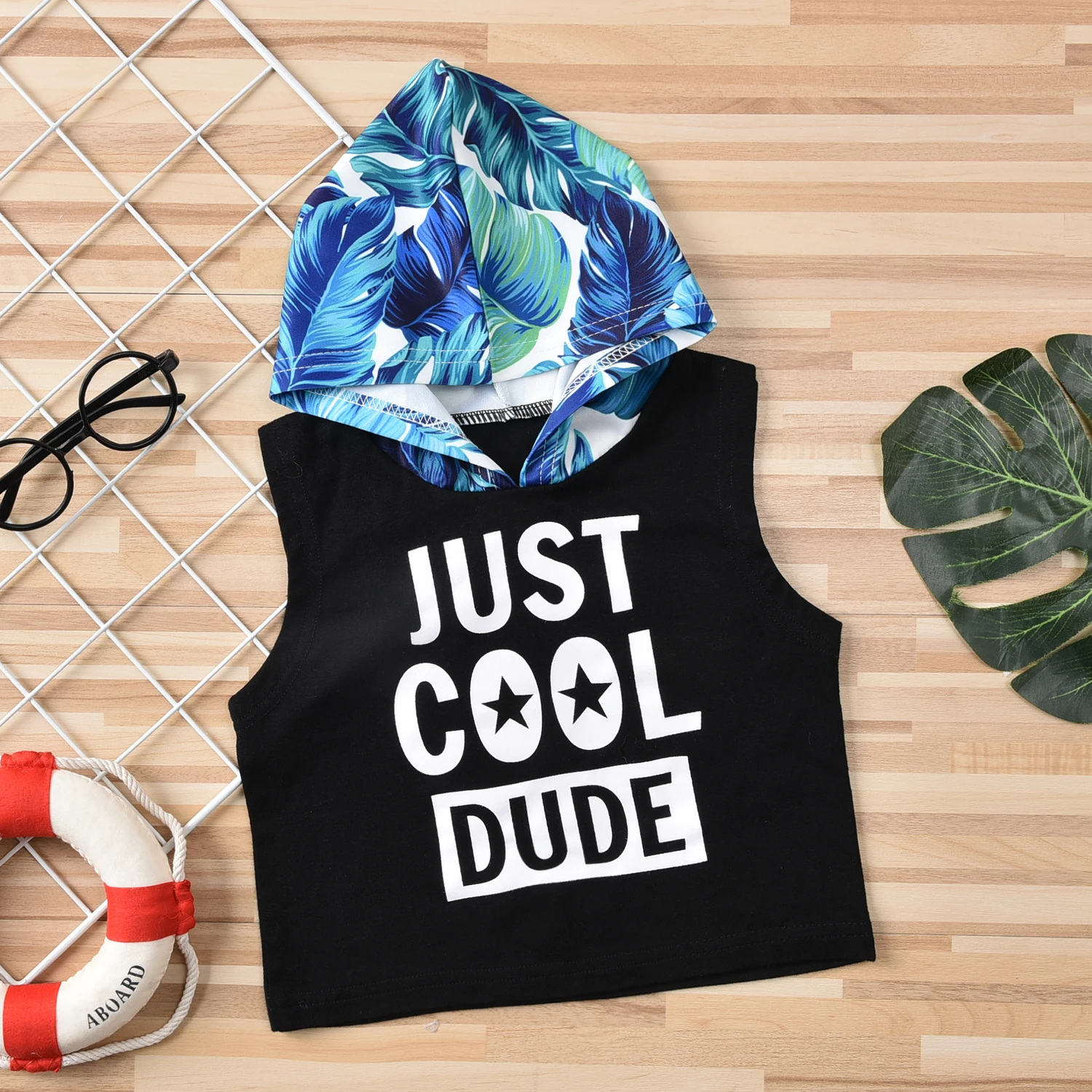 Костюм детский из 2 предметов пуловер без рукавов с капюшоном и шорты принтом