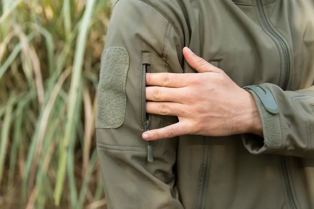 Мужская тактическая куртка Lurker Shark Skin Soft Shell V4 на открытом воздухе