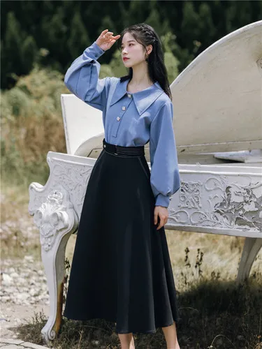 Женский костюм двойка с рукавами фонариками синяя блузка круглым воротником и