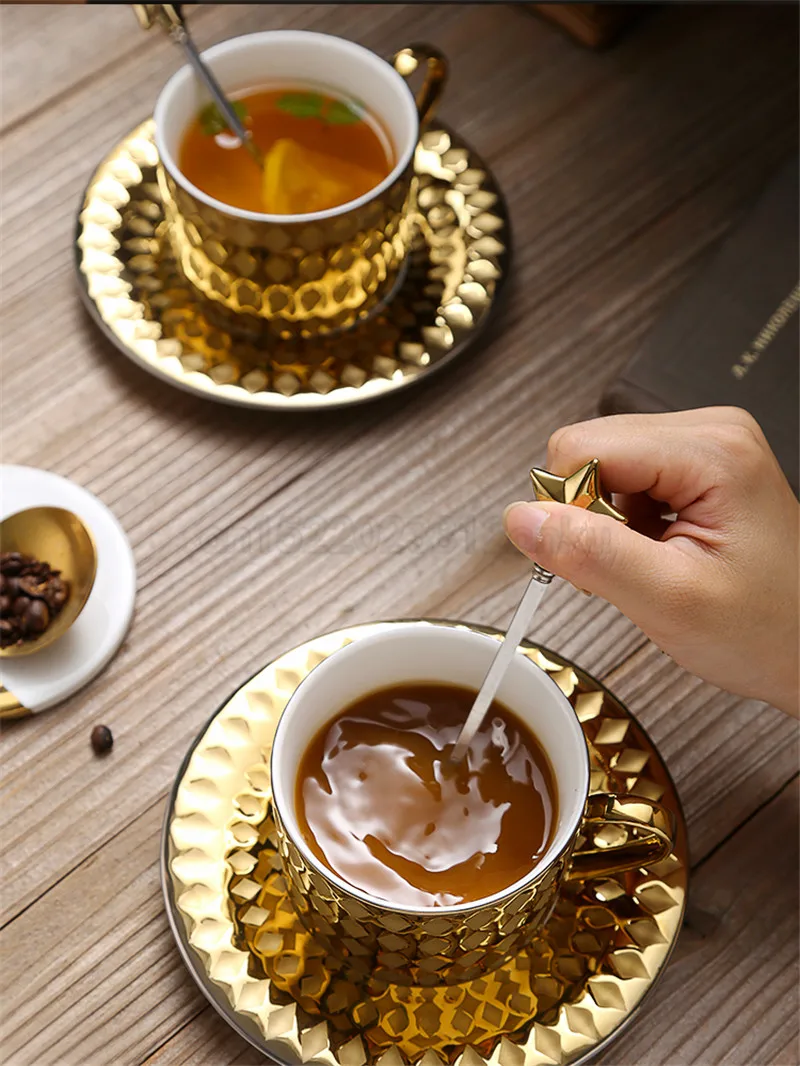 Роскошная кофейная кружка в стиле корта золотистого цвета с поддоном ложкой Tasse