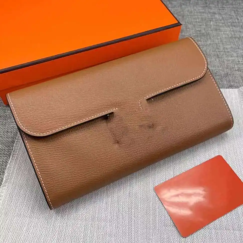 Новый Кошелек 2021 изготовлен из импортной воловьей кожи мягкой и удобной на ощупь.