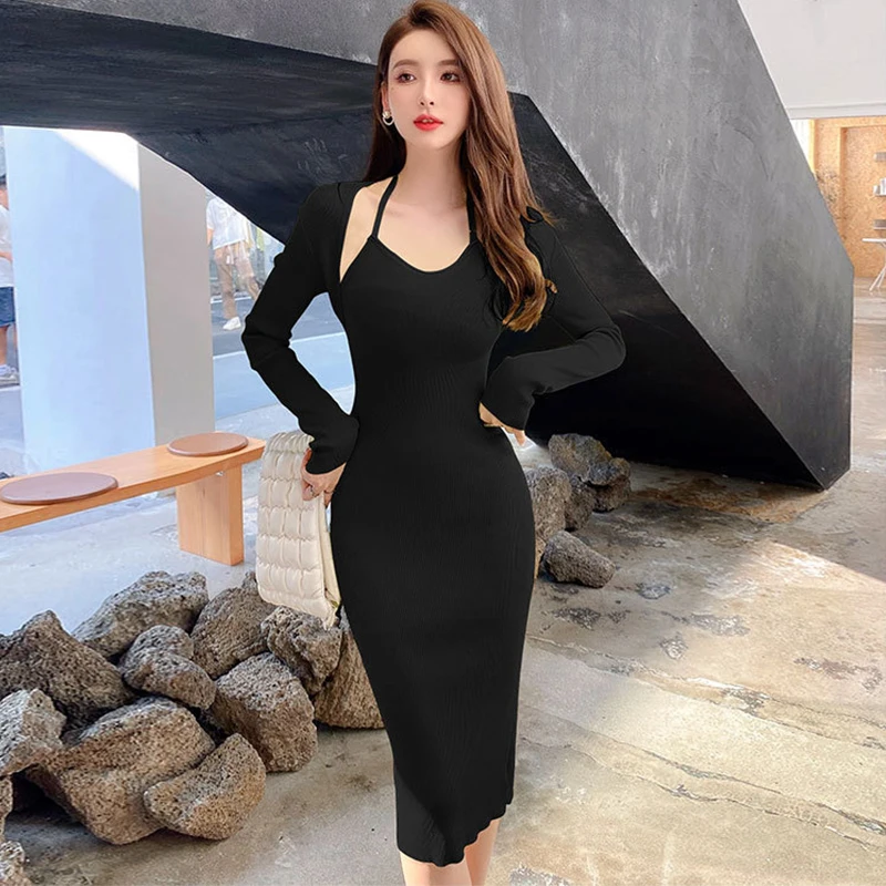 

Женское трикотажное облегающее платье-футляр средней длины, с лямкой на шее