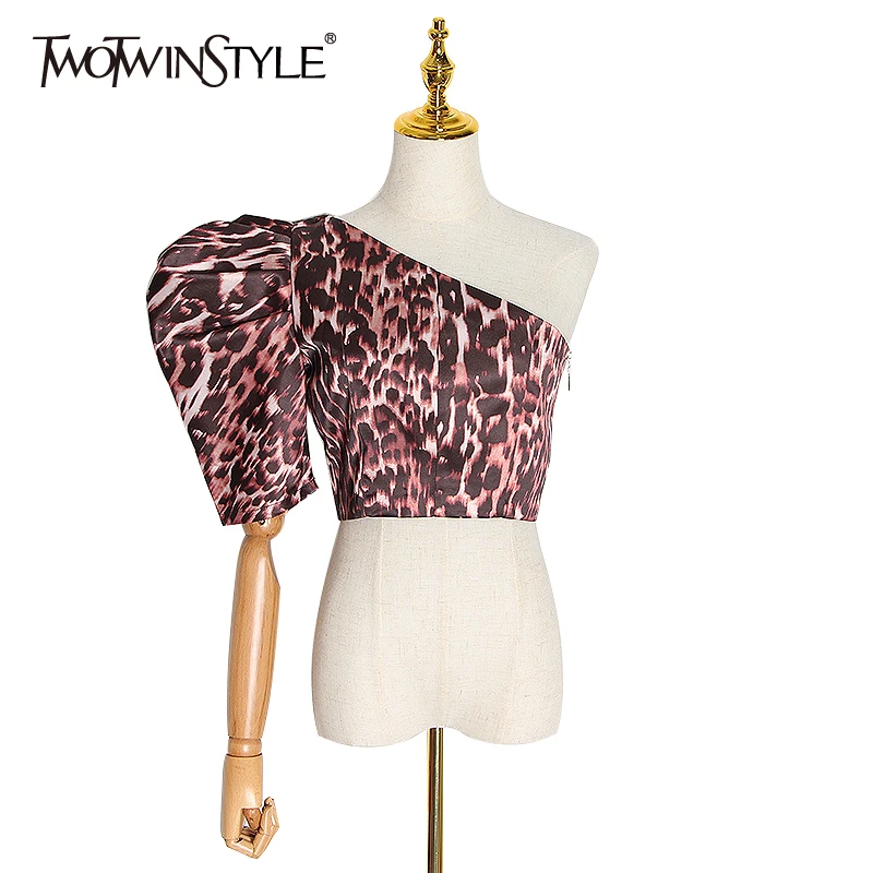 Женская леопардовая блузка TWOTWINSTYLE со скошенным воротником и пышными рукавами