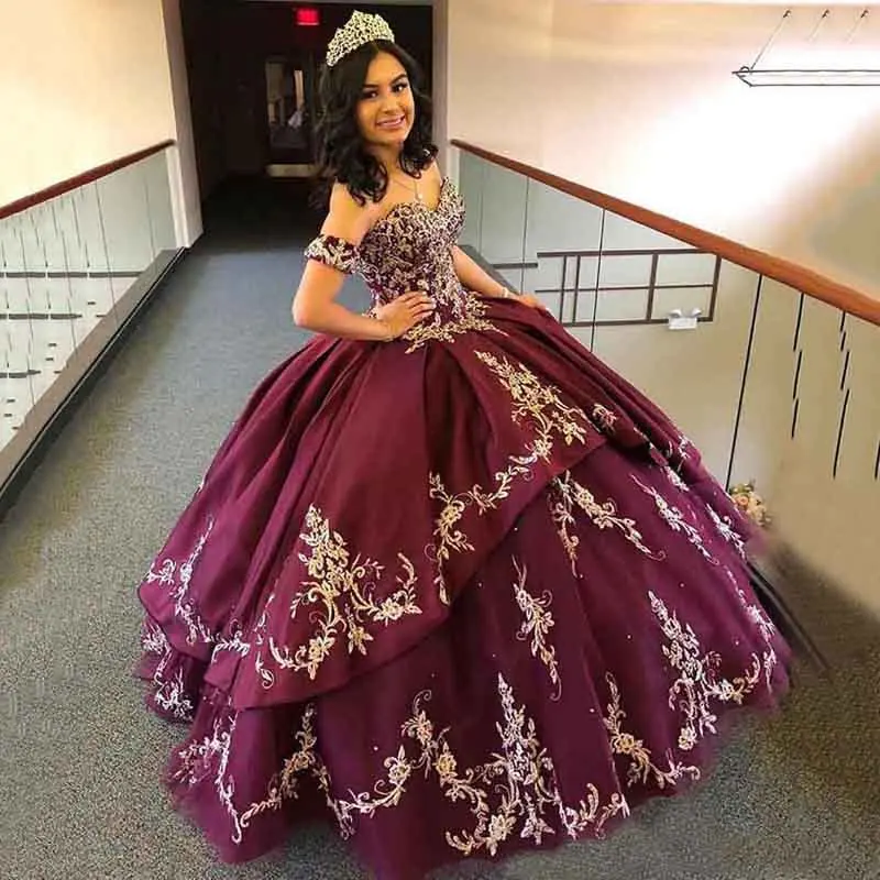 

Classy Burgundy Ball Gown Quinceanera Dresses Sweetheart Neck Appliques Gold Lace Sweet Dress Satin Prom Party Gowns