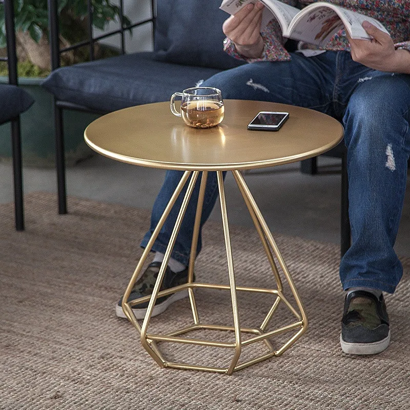 Простой современный металлический круглый журнальный столик для гостиной