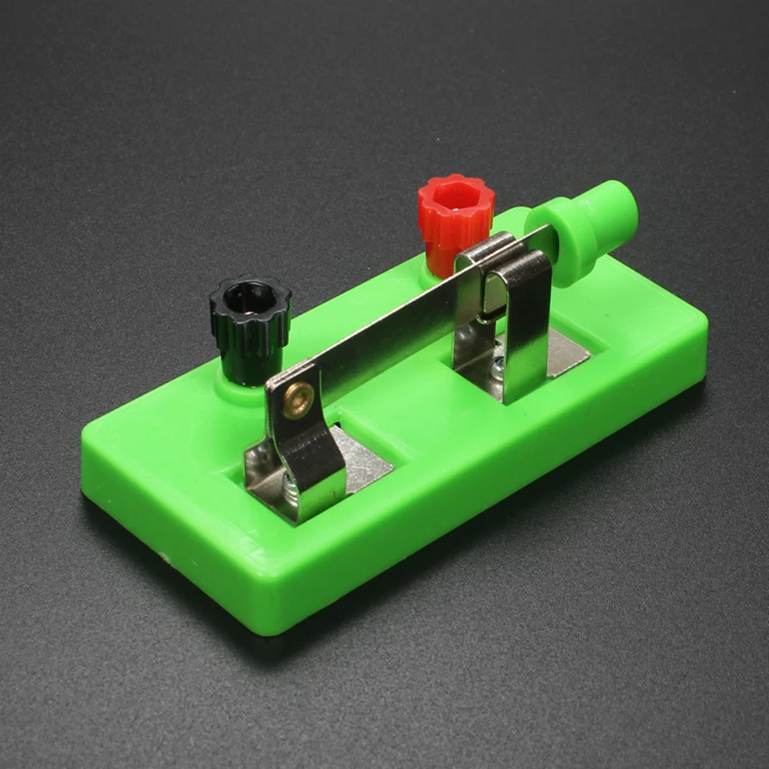 Школьная научно-экспериментальная установка "Однополюсный переключатель для подключения электрических цепей" для изучения физики и электротехники.