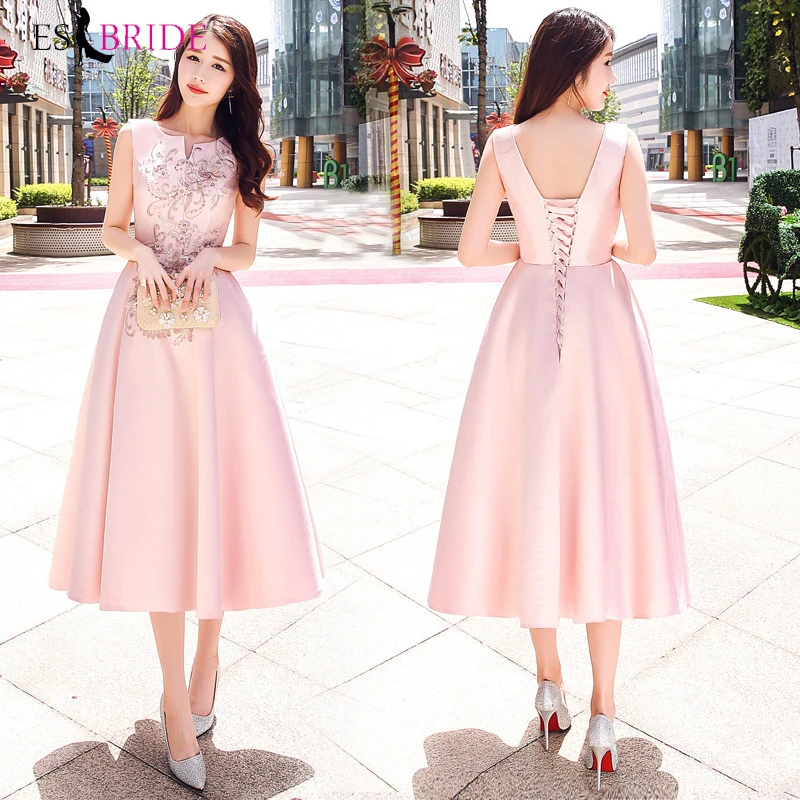 Длинное вечернее платье розового цвета без рукавов с круглым вырезом и открытой