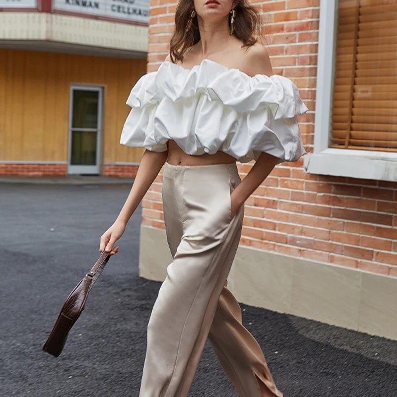 Женский укороченный топ TWOTWINSTYLE повседневный с рюшами вырезом лодочкой и