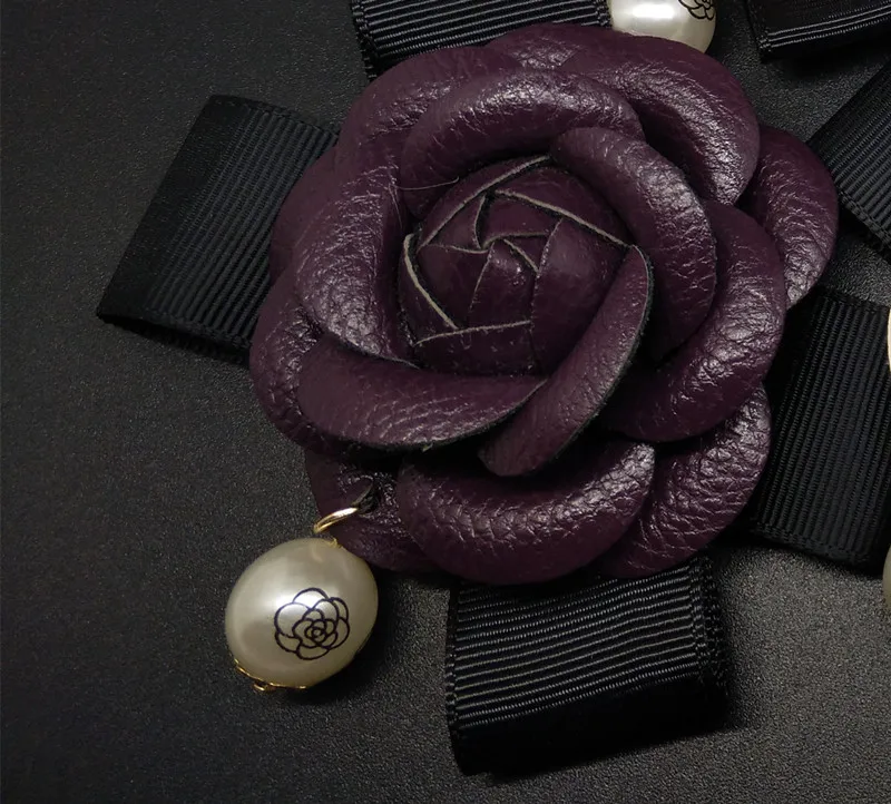 IN Stock Female All Match Charm Camellia Flower Brooch Quality Leather Black&White&Rose&Mix Cloth Bow Pearl Women Diy Brooches - Окраска металла: purple