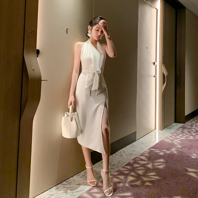 Женское офисное платье с лямкой на шее белое без рукавов открытой спиной и